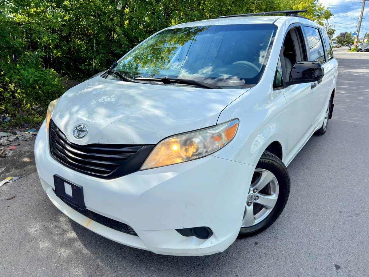 2013 Toyota Sienna L — photo 1