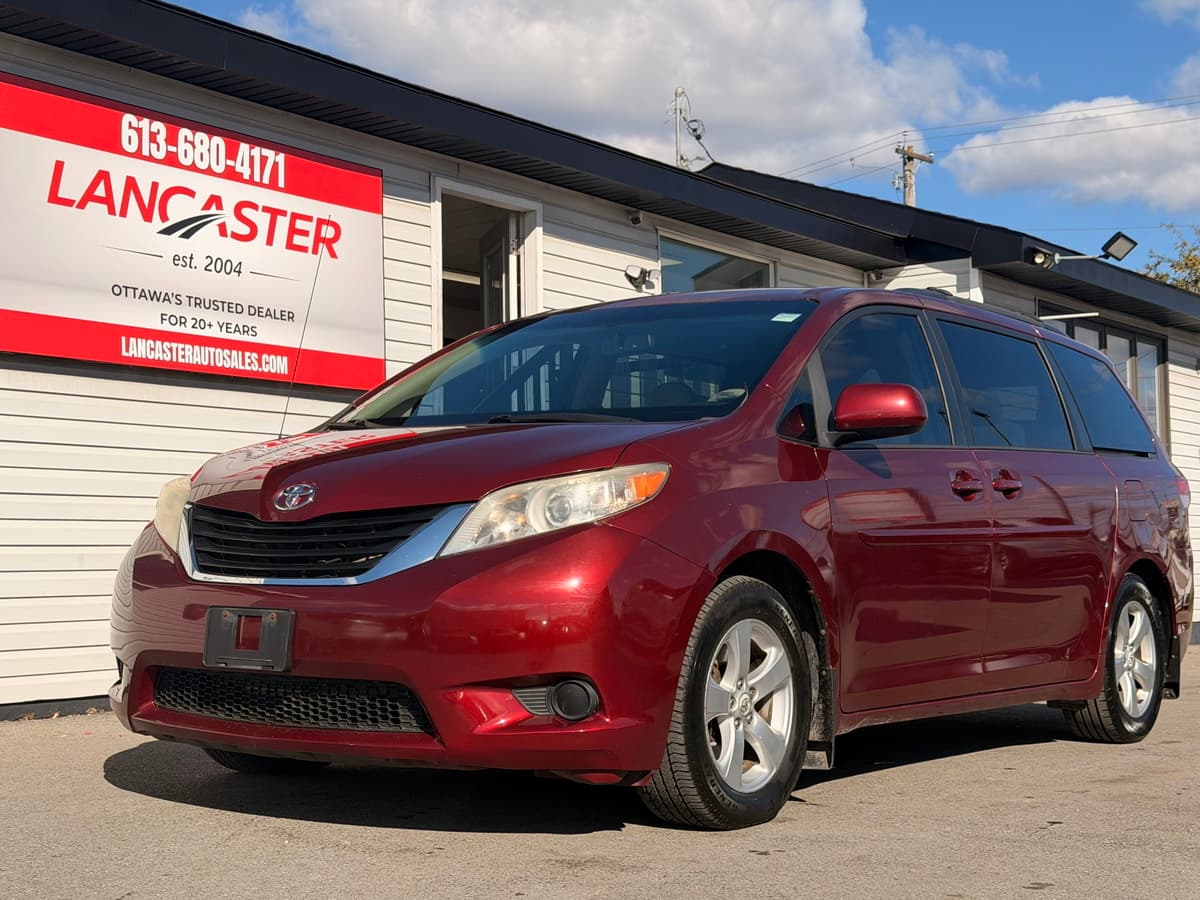 2012 2012 Toyota Sienna LE — photo 1